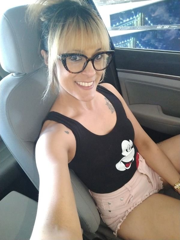 Girls In Short Shorts (43 pics)