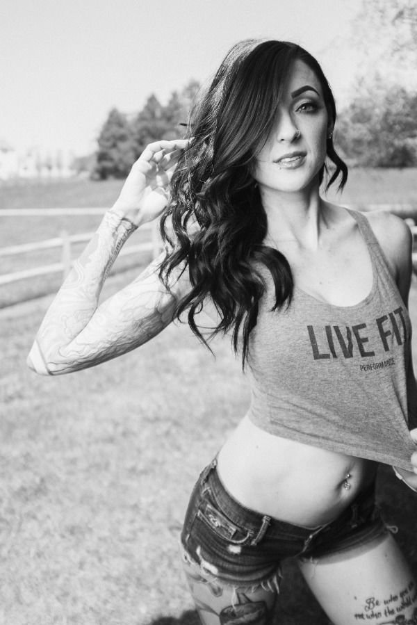 Girls In Short Shorts (43 pics)