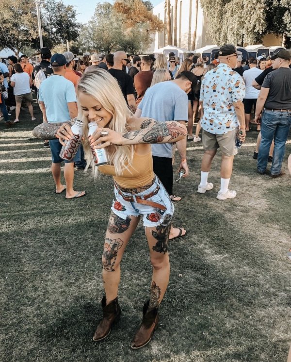 Girls In Short Shorts (43 pics)