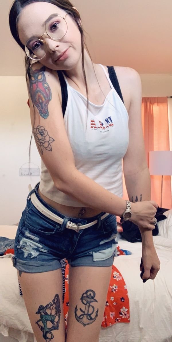 Girls In Short Shorts (43 pics)