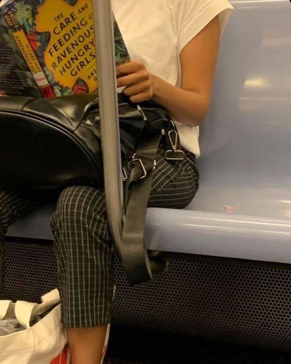 What People Read On The Subway 27 Pics