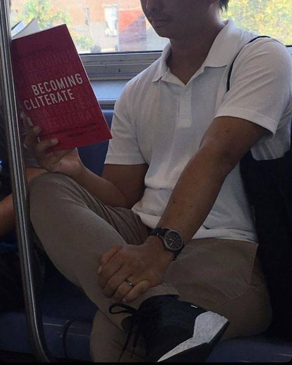 What People Read On The Subway 27 Pics