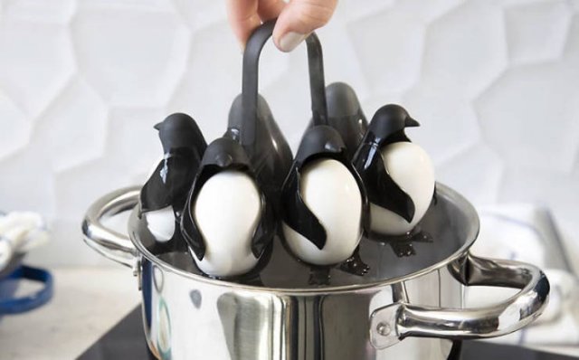 Egguins Are Little Kitchen Helpers (7 pics)