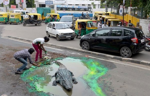 This Man Draws Attention To Road Hazards In Bengaluru, India (19 pics)
