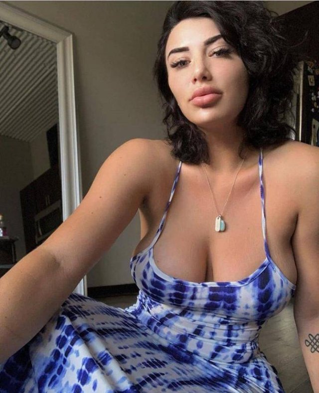 Busty Ladies (50 pics)