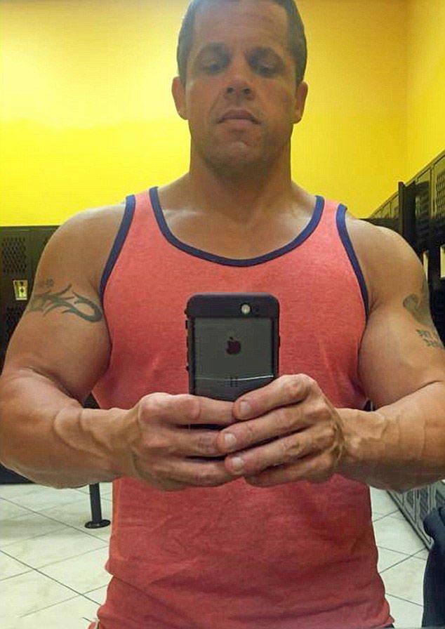 Man Loses 200 Pounds (90 Kilos) After Being Forced To Buy Two Seats On An Airplane (8 pics)