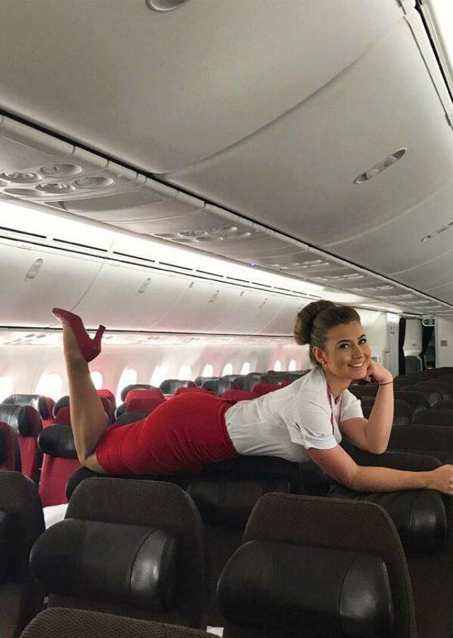 Cute Flight Attendants (50 pics)
