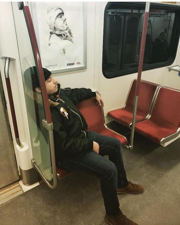 Commuters Who Look Like their Surroundings (31 pics)