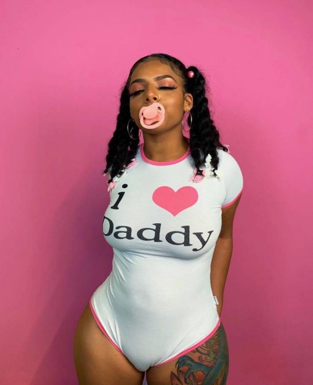 Mikayla Saravia Earns $100k Yearly With Her Tongue On Instagram (10 pics)