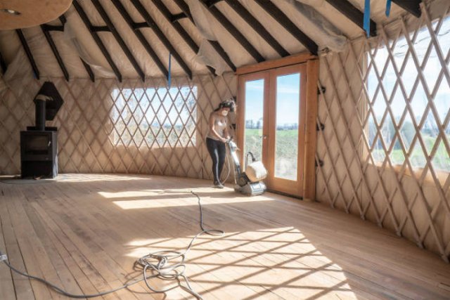 Couple Builds An Awesome Yurt (21 pics)