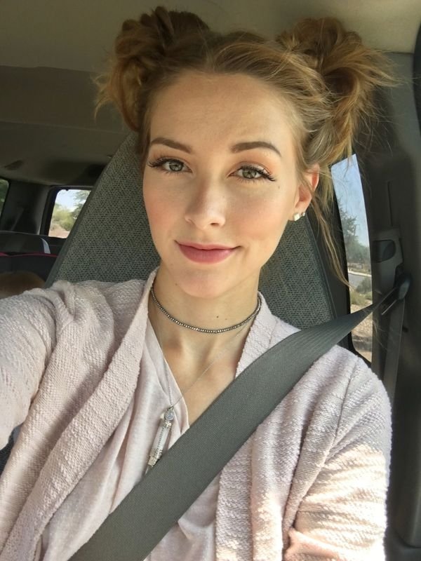 Beautiful Car Selfies (32 pics)