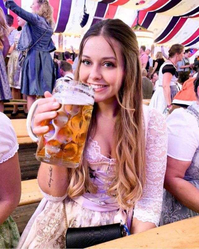 Girls At Oktoberfest (50 pics)