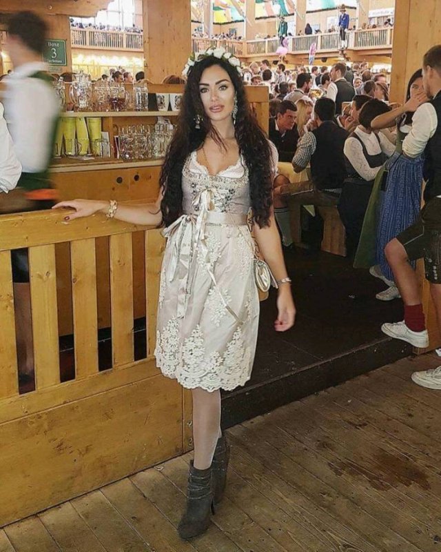 Girls At Oktoberfest (50 pics)