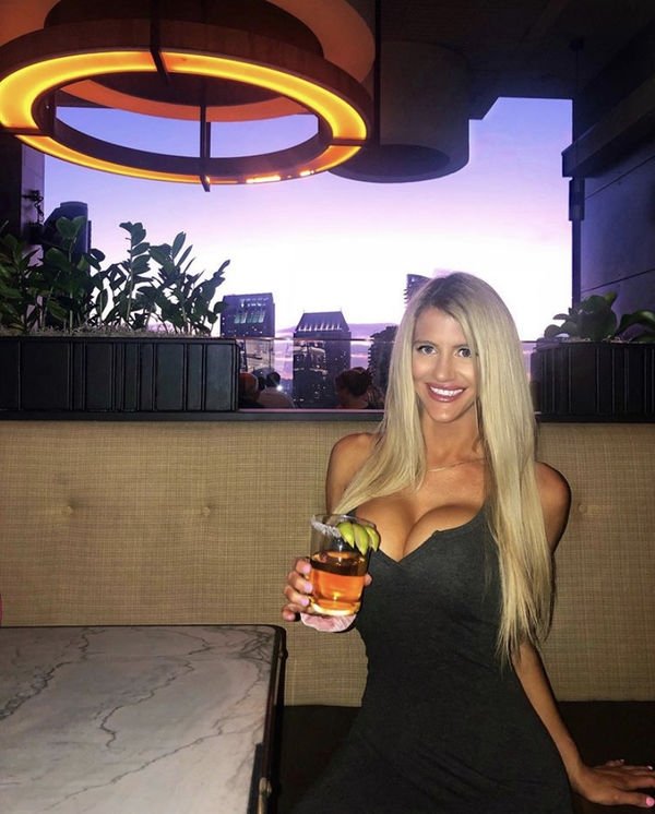 Busty Girls (54 pics)