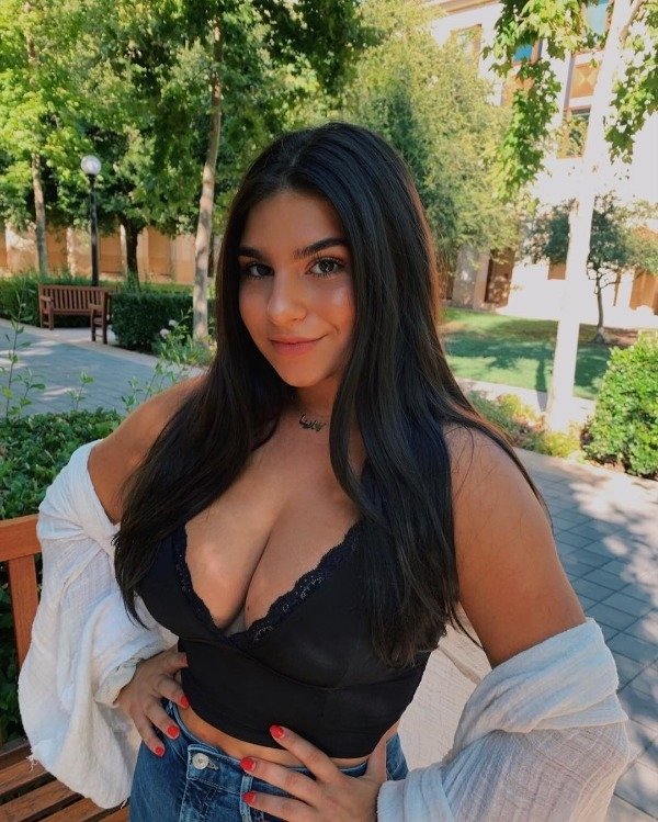 Busty Girls (54 pics)