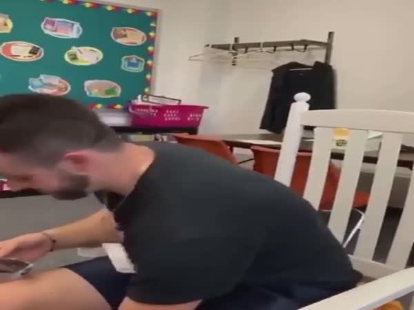 Students Pitch In And Buy Their Teacher Glasses That Let Him See Color For The First Time