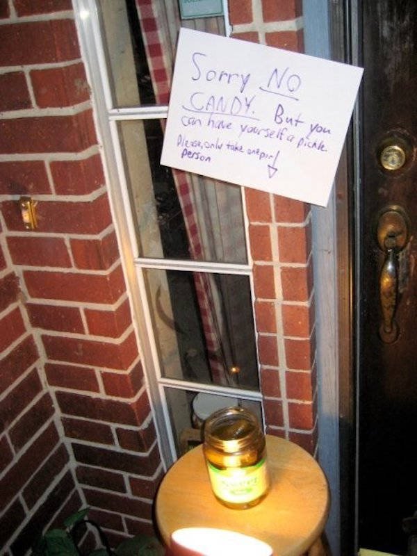 Weird Halloween Giveaways (15 pics)