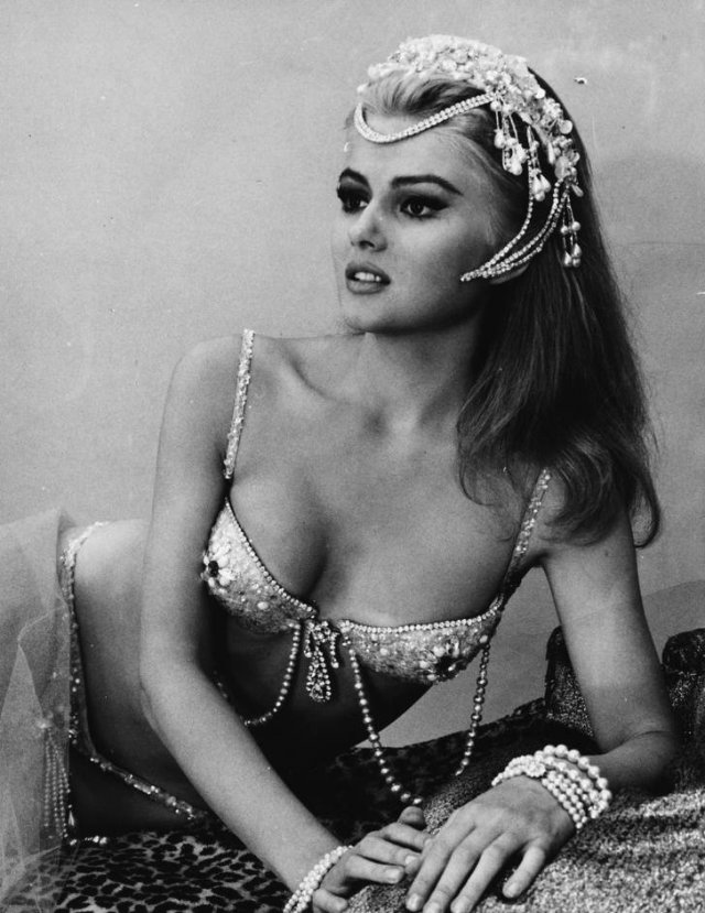 Retro Photos Of Women (22 pics)