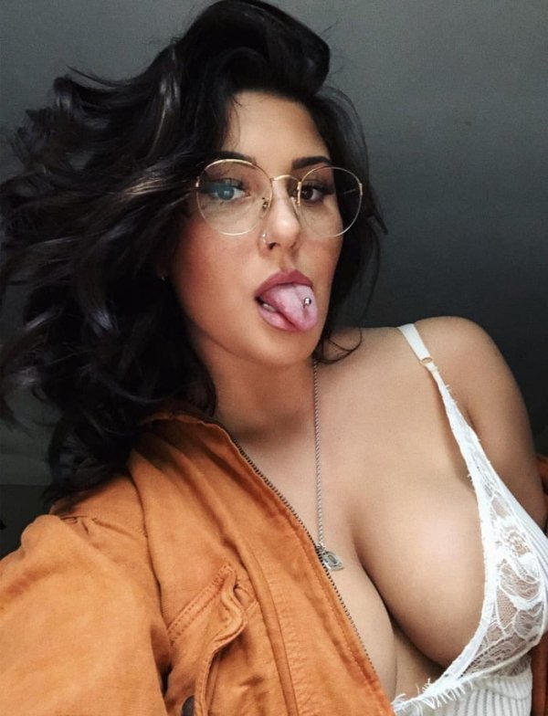 Busty Girls (57 pics)