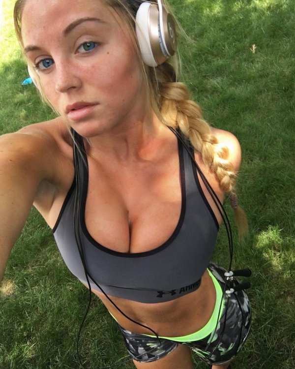 Cleavage Girls (42 pics)