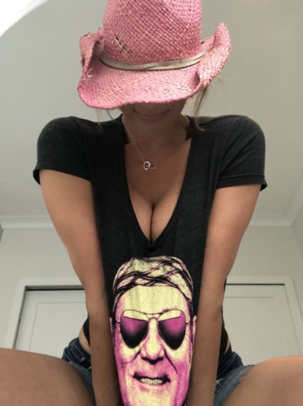 Cleavage Girls (42 pics)