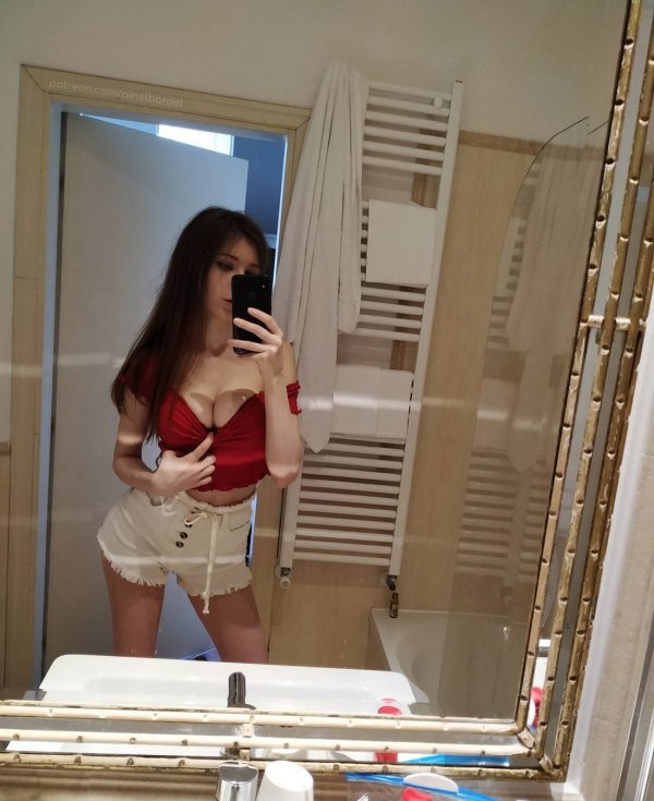 Cleavage Girls (42 pics)