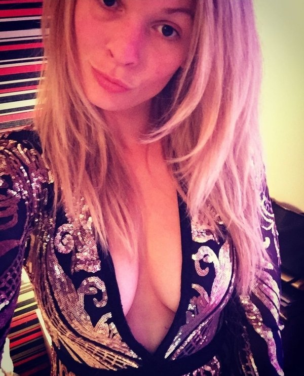 Cleavage Girls (42 pics)