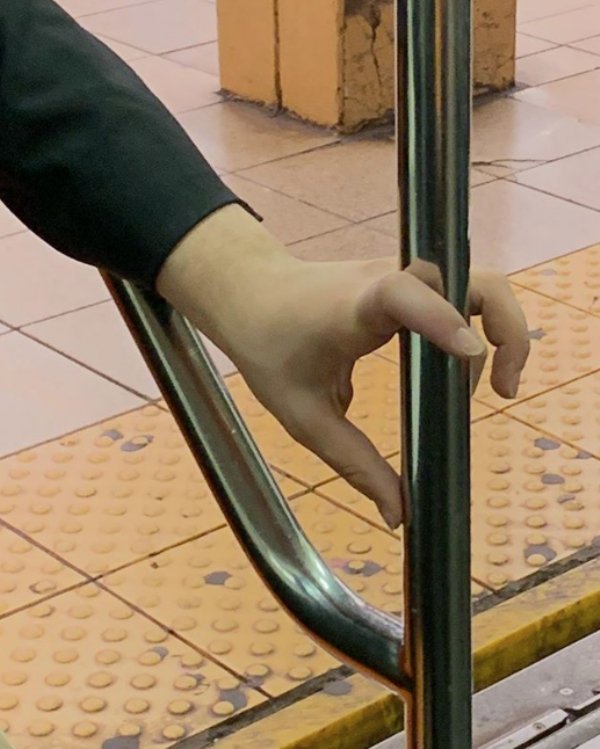 Unusual Hands In The Subway (35 pics)