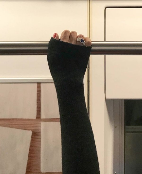Unusual Hands In The Subway (35 pics)