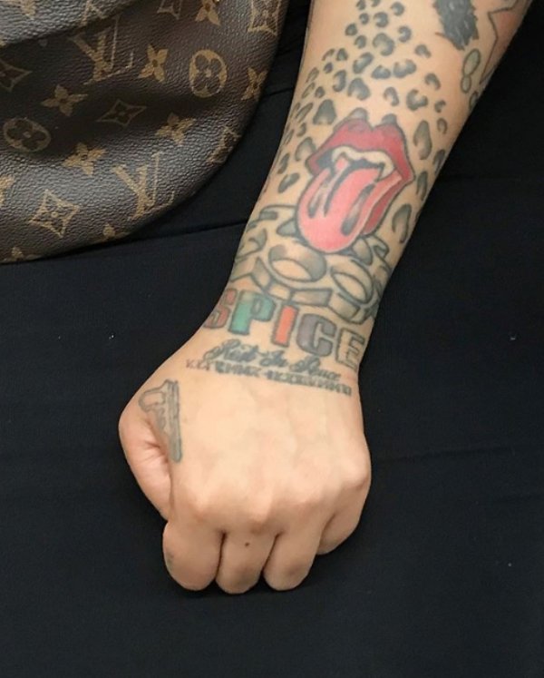 Unusual Hands In The Subway (35 pics)