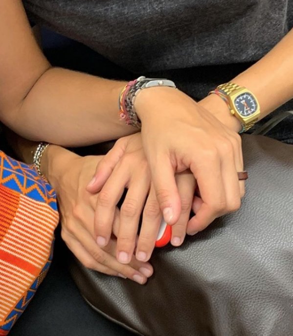 Unusual Hands In The Subway (35 pics)