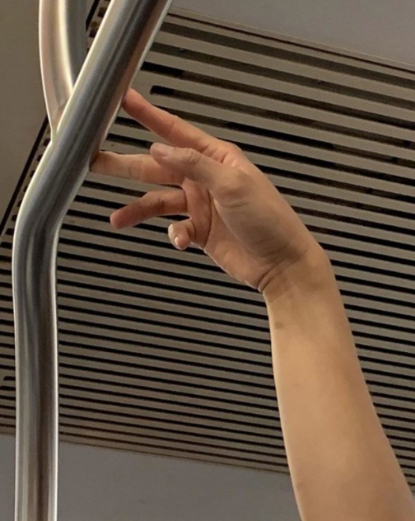 Unusual Hands In The Subway (35 pics)