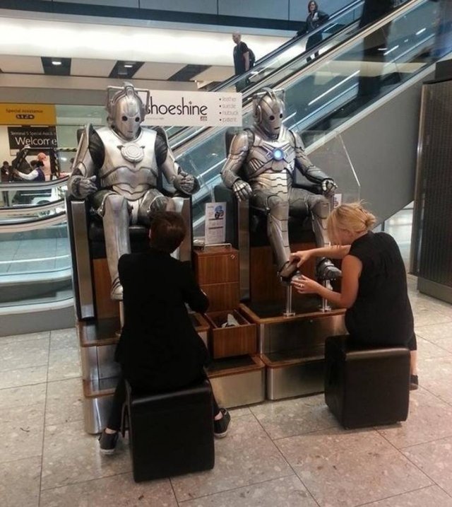 Strange Things In The Airports (44 pics)