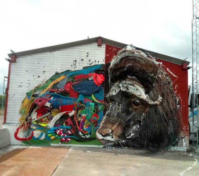 Artist Turns Abandoned Thrash Into Beautiful Animals (30 pics)