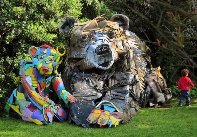 Artist Turns Abandoned Thrash Into Beautiful Animals (30 pics)