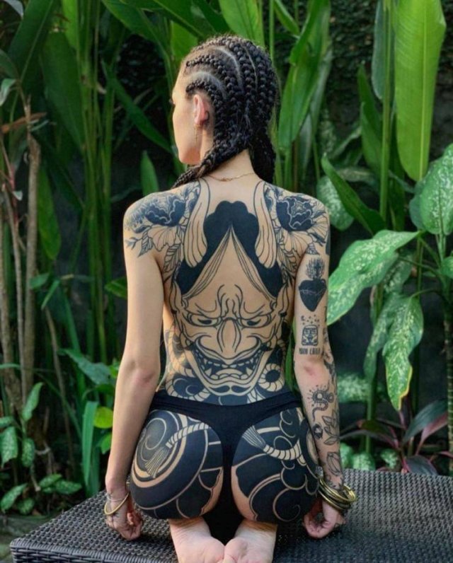 Girls With Tattoos (54 pics)