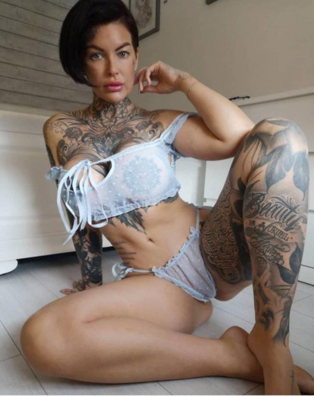 Girls With Tattoos (54 pics)