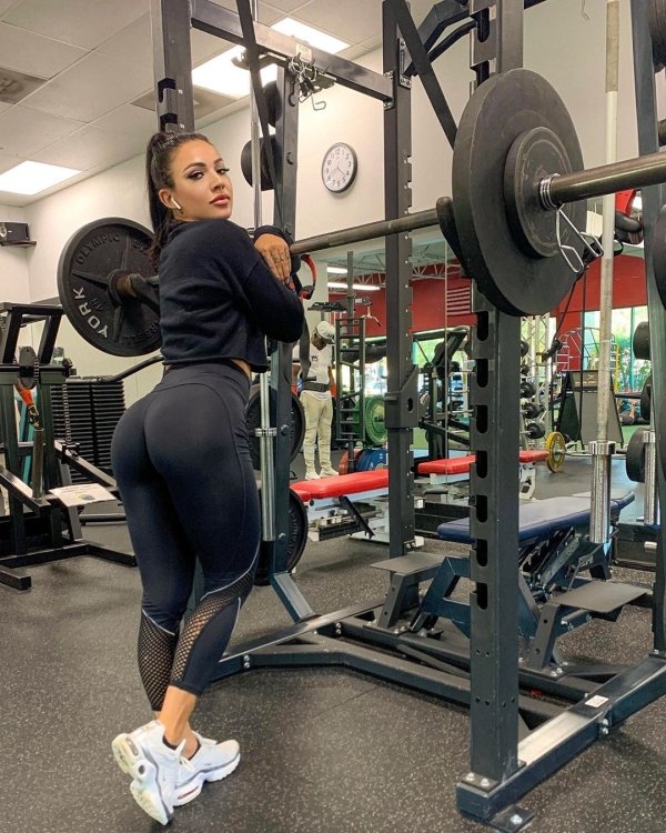 Girls In Yoga Pants (40 pics)