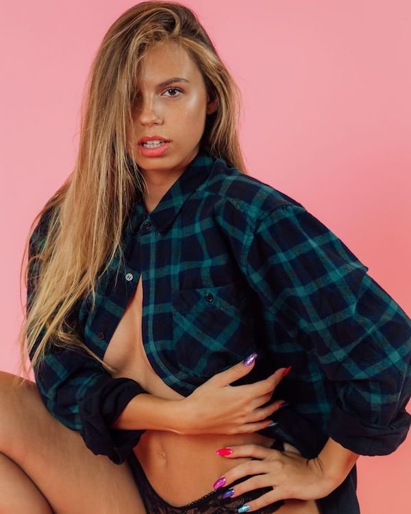 Girls Warm Up In Flanel Shirts (32 pics)