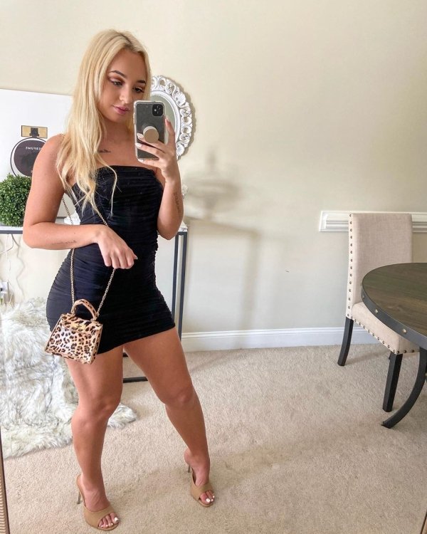 Beauties In Tight Dresses (40 pics)