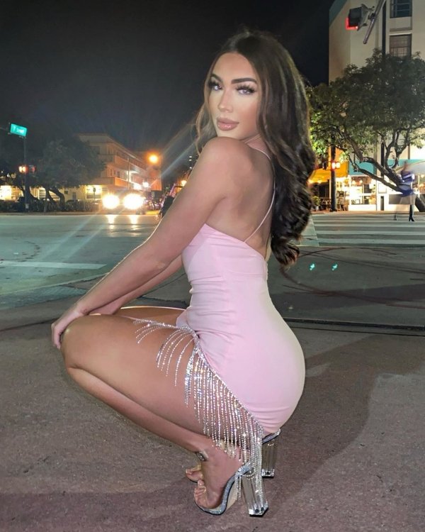 Beauties In Tight Dresses (40 pics)