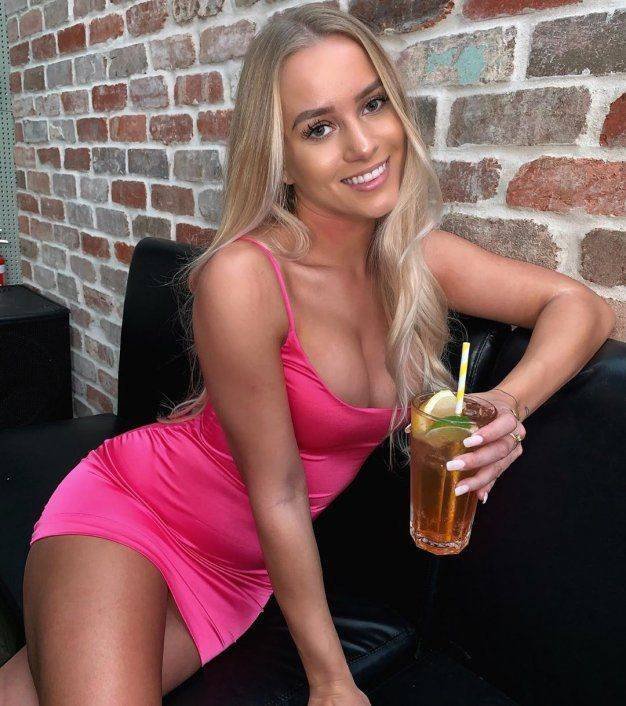 Beauties In Tight Dresses (55 pics)