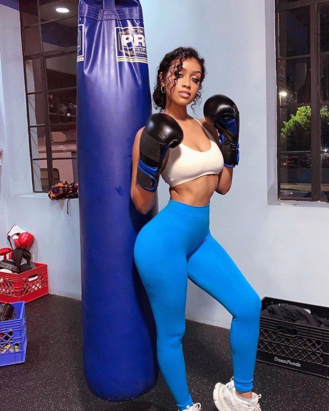Fit Girls In Sports Bras (44 pics)