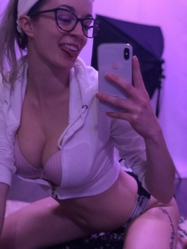 Busty Girls (50 pics)