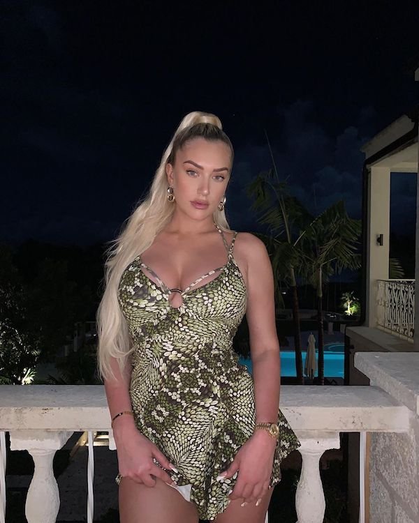 Girls In Tight Dresses (30 pics)