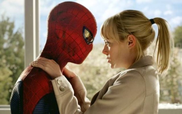 Celebrities Were Cut Out Of Famous Movies (15 pics)