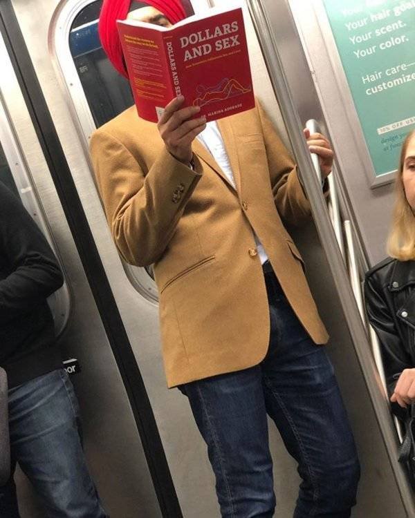 People Reading Interesting Books (44 pics)