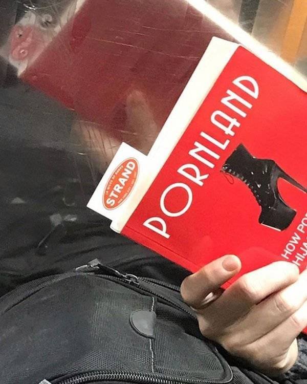 People Reading Interesting Books (44 pics)