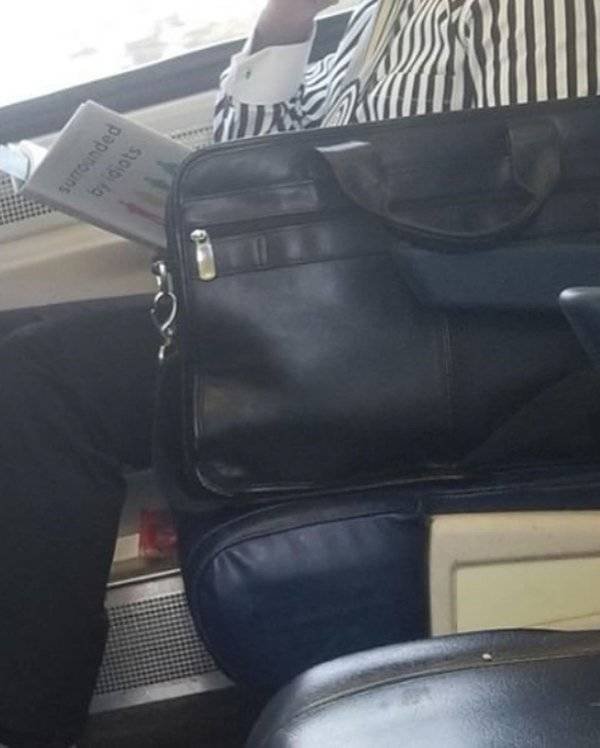 People Reading Interesting Books (44 pics)