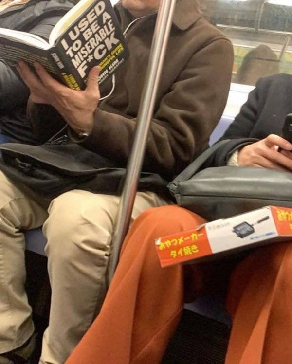People Reading Interesting Books (44 pics)
